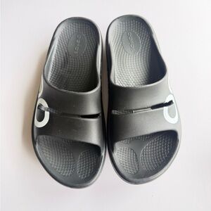 Men’s Oofos like new slides!